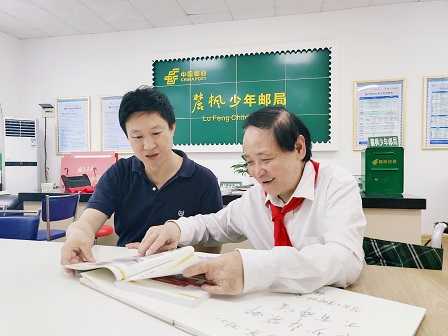 第一附属小学张建华校长向李少华会士介绍学校工作.JPG 第一附属小学张建华校长向李少华会士介绍学校工作.JPG