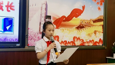 中南大学第一附属小学的学生代表田瑾萱宣读倡议书,.JPG 中南大学第一附属小学的学生代表田瑾萱宣读倡议书,.JPG