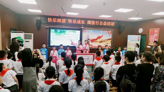 百余师生诵读经典美文.JPG 百余师生诵读经典美文.JPG