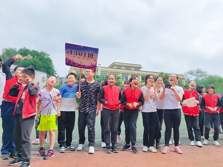 啦啦队伍为班级加油.JPG 啦啦队伍为班级加油.JPG