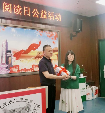 浠墨老师代表《小溪流》向中南大学第一附属小学捐赠60本《小溪流》杂志.JPG 浠墨老师代表《小溪流》向中南大学第一附属小学捐赠60本《小溪流》杂志.JPG