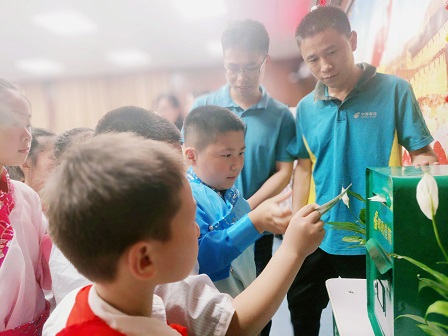 学生参与阅读日明信片现场投寄体验.JPG 学生参与阅读日明信片现场投寄体验.JPG