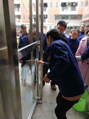 保洁员用玻璃夹擦玻璃.jpg