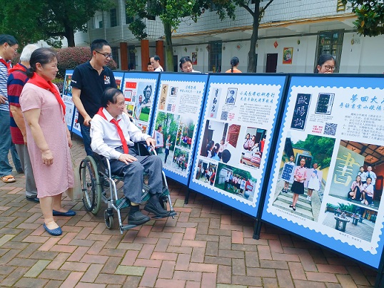 李少华会士参观第一附属小学集邮教育成果展.JPG 李少华会士参观第一附属小学集邮教育成果展.JPG