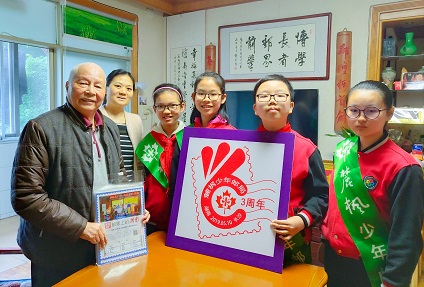 麓枫少年邮局成员拜访黎泽重先生.JPG 麓枫少年邮局成员拜访黎泽重先生.JPG