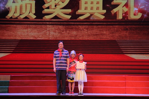 中南大学部门领导为岳麓区三好学生颁奖.JPG 中南大学部门领导为岳麓区三好学生颁奖.JPG