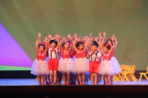 孩子们在欢乐声中度过节日.JPG 孩子们在欢乐声中度过节日.JPG
