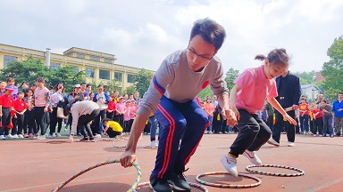 亲子运动会“双人摸石头过河”.JPG 亲子运动会“双人摸石头过河”.JPG
