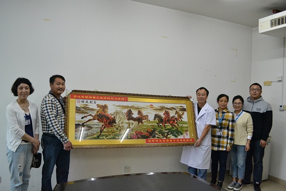回赠牌匾.jpg 回赠牌匾.jpg