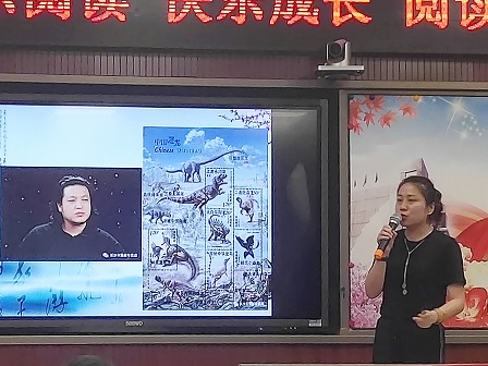 长沙邮政首席讲师王贞烨老师为孩子们讲“邮票上的恐龙”.JPG 长沙邮政首席讲师王贞烨老师为孩子们讲“邮票上的恐龙”.JPG